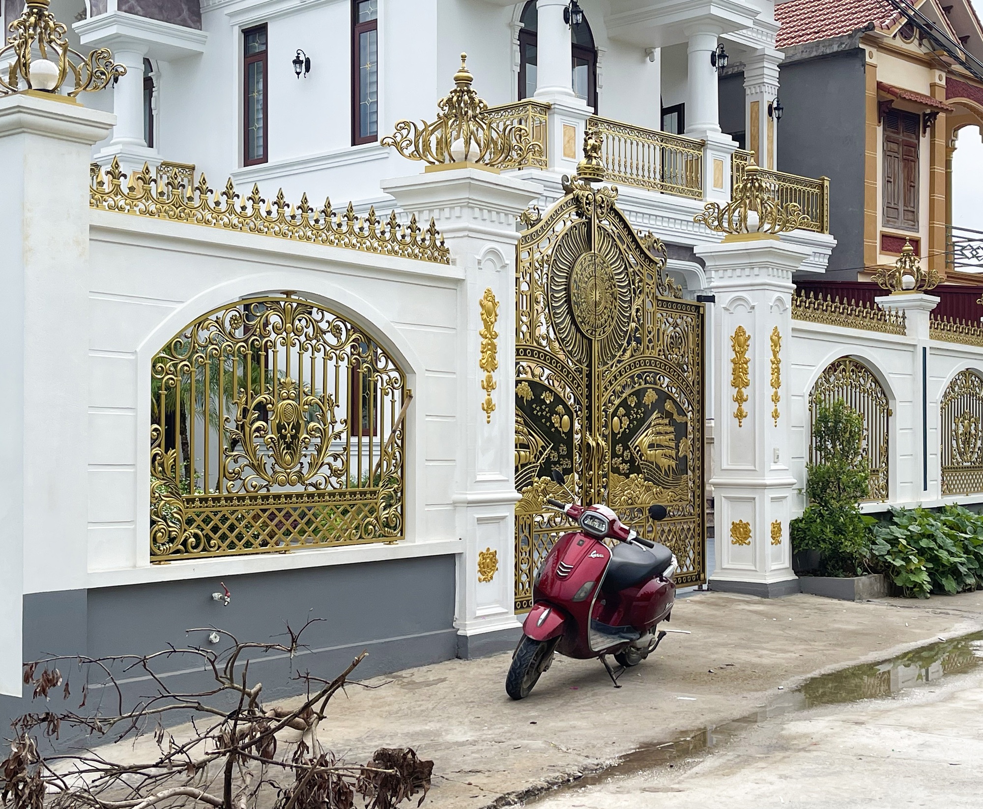 Cận cảnh biệt thự ở Bắc Ninh của đối tượng cầm đầu nhóm lửa đảo xuyên quốc gia, chiếm đoạt hơn 2.000 tỷ đồng - Ảnh 6. Cận cảnh biệt thự ở Bắc Ninh của đối tượng cầm đầu nhóm lửa đảo xuyên quốc gia, chiếm đoạt hơn 2.000 tỷ đồng - Ảnh 6.