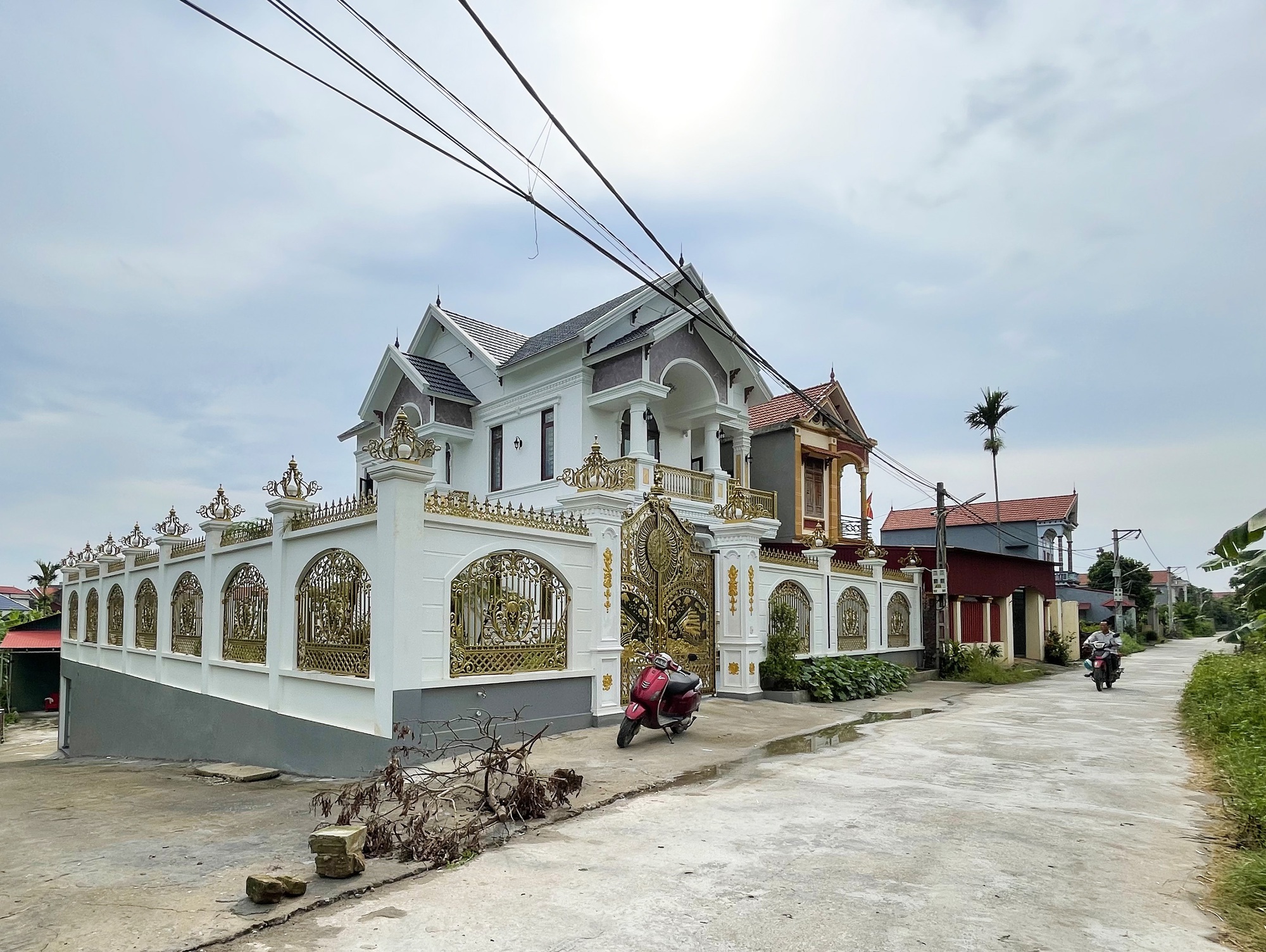 Cận cảnh biệt thự ở Bắc Ninh của đối tượng cầm đầu nhóm lửa đảo xuyên quốc gia, chiếm đoạt hơn 2.000 tỷ đồng - Ảnh 4. Cận cảnh biệt thự ở Bắc Ninh của đối tượng cầm đầu nhóm lửa đảo xuyên quốc gia, chiếm đoạt hơn 2.000 tỷ đồng - Ảnh 4.