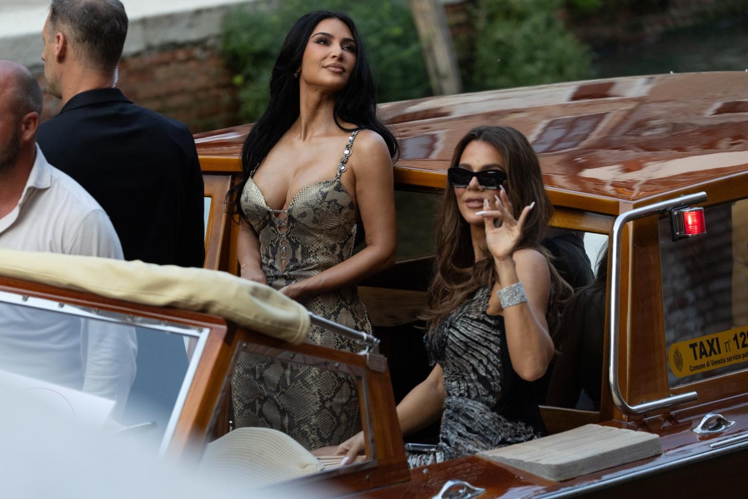kim-kardashian-khloe-kardashian-17511682283921116161254-1751186532809-1751186533366899185002.jpg