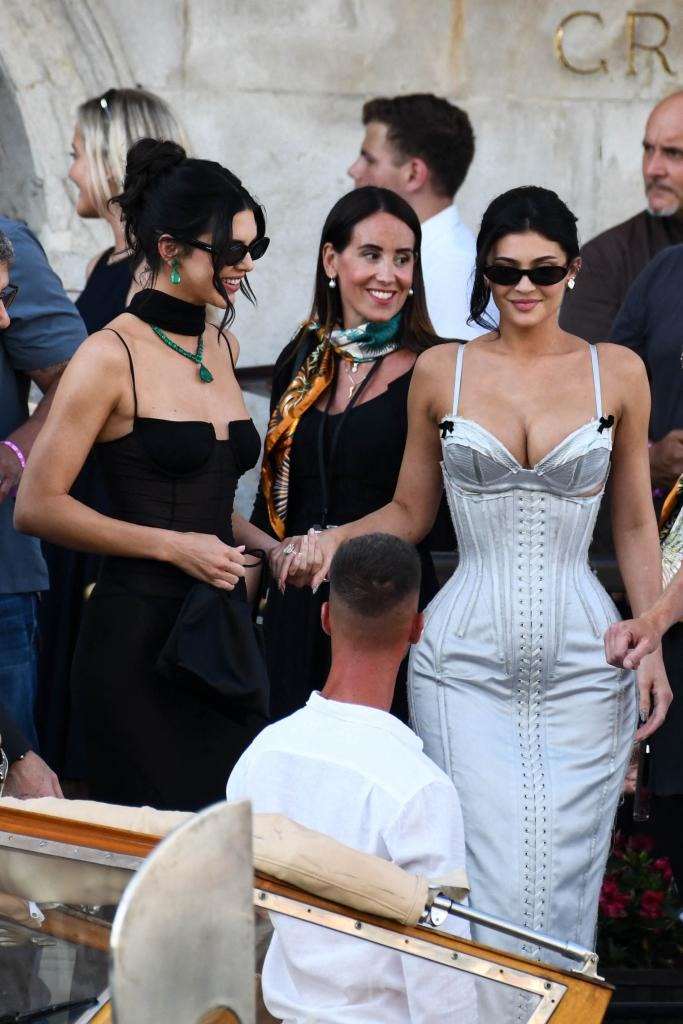 kylie-jenner-kendall-jenner-spot-175116833926285620907-1751186547507-1751186547681561415130.jpg