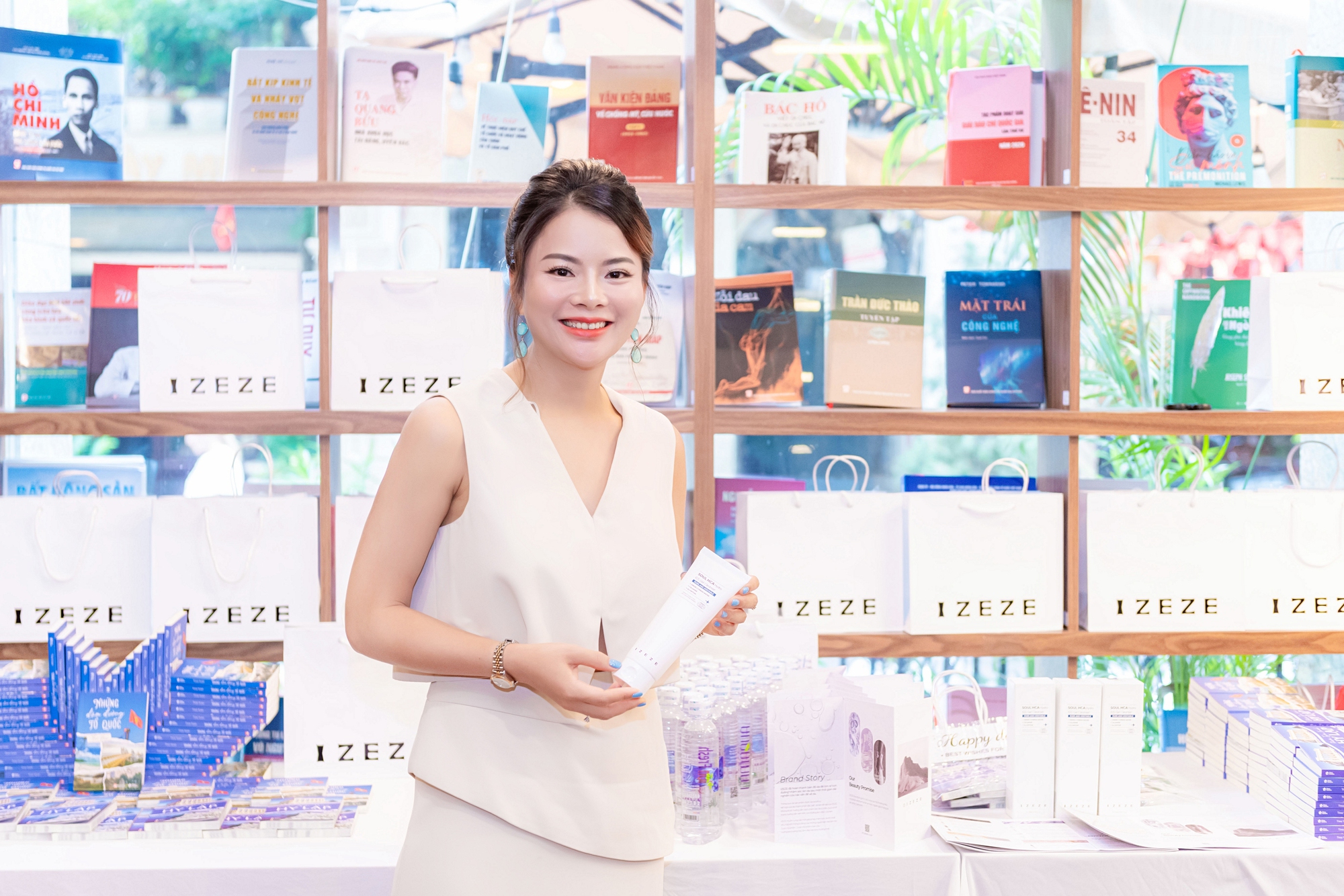 Nữ t&aacute;c giả đi hơn 100 quốc gia c&ugrave;ng 2 t&aacute;c phẩm về Việt Nam v&agrave; Hy Lạp được ra mắt tại H&agrave; Nội- Ảnh 1.