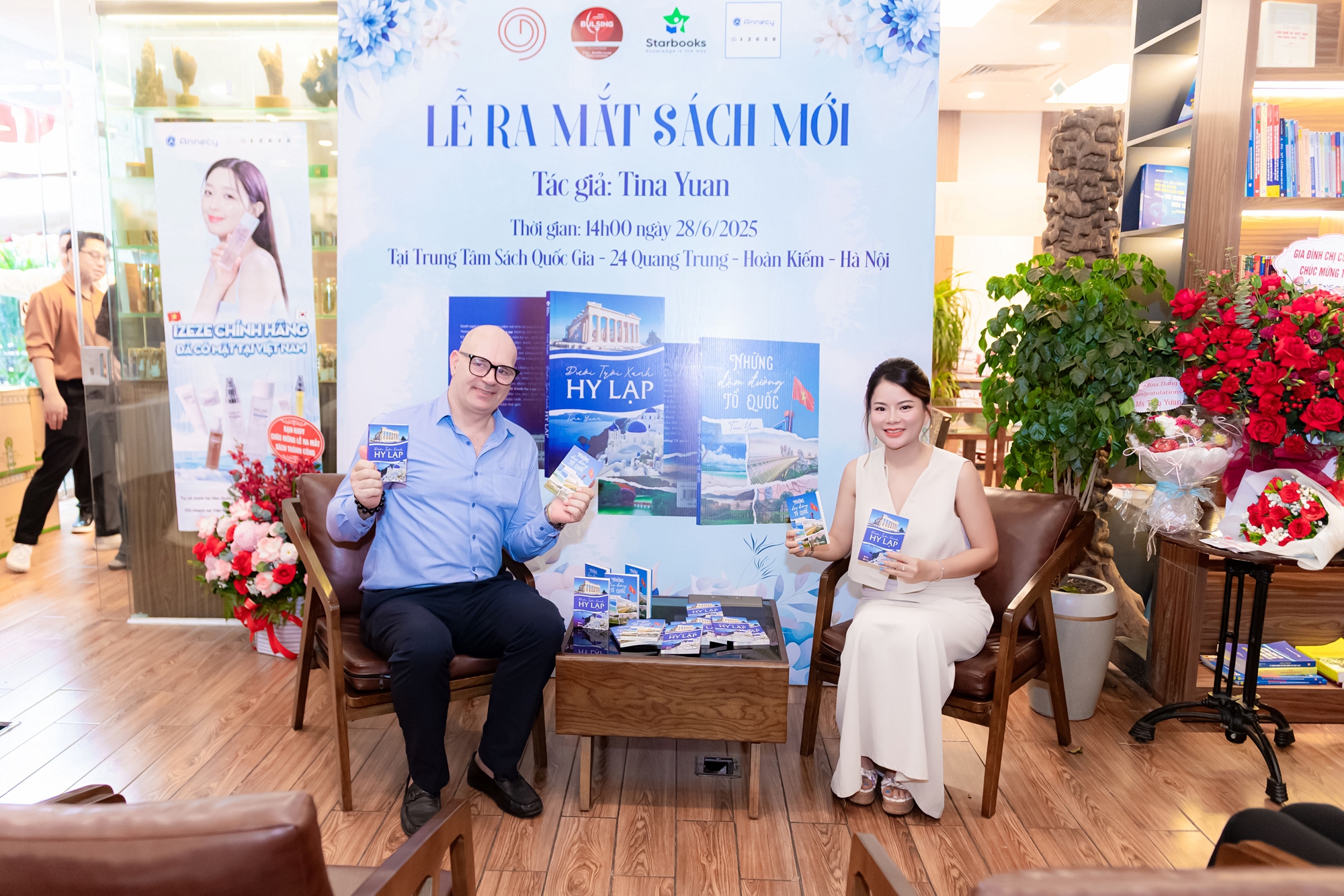 Nữ t&aacute;c giả đi hơn 100 quốc gia c&ugrave;ng 2 t&aacute;c phẩm về Việt Nam v&agrave; Hy Lạp được ra mắt tại H&agrave; Nội- Ảnh 2.