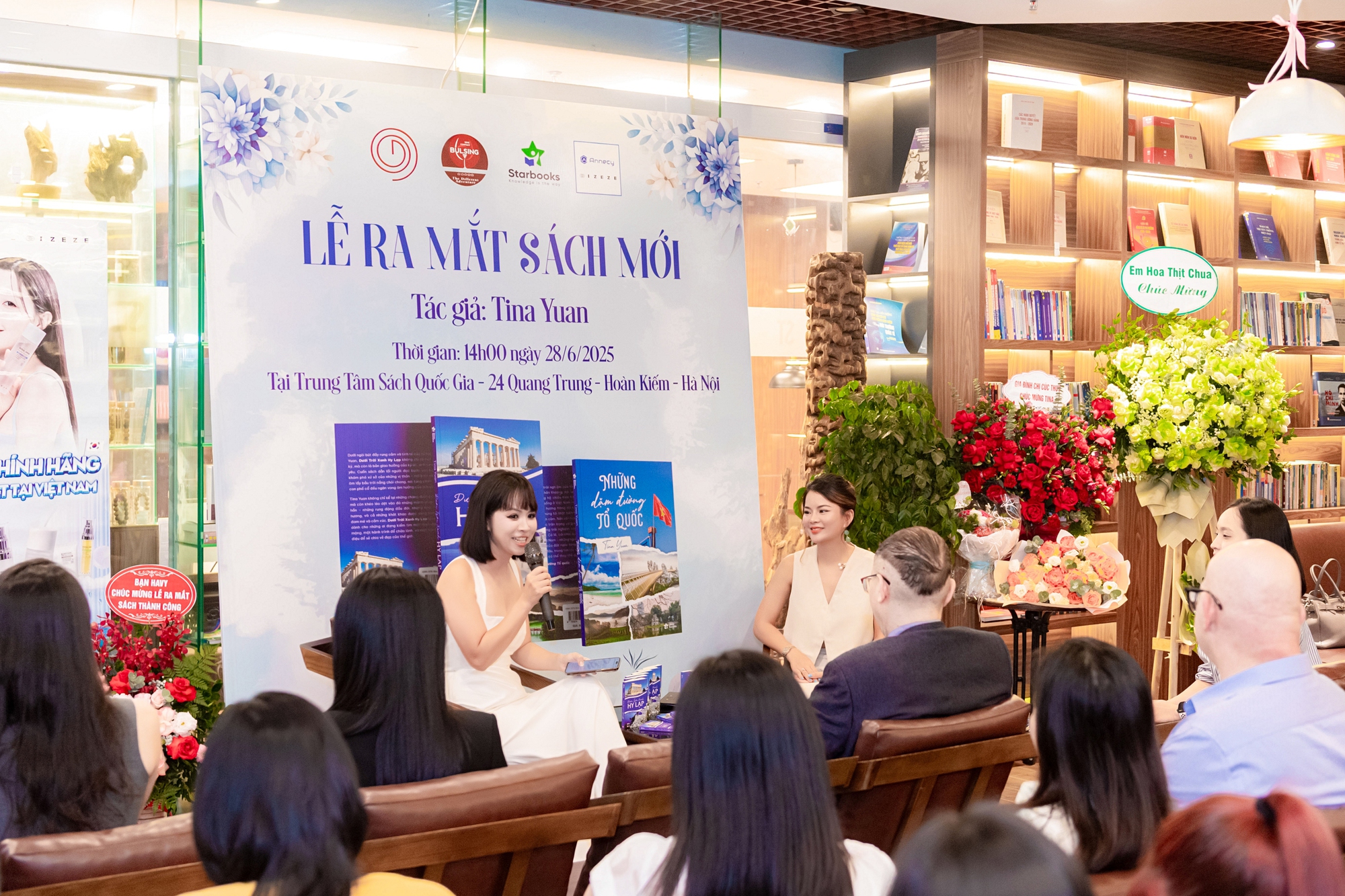 Nữ t&aacute;c giả đi hơn 100 quốc gia c&ugrave;ng 2 t&aacute;c phẩm về Việt Nam v&agrave; Hy Lạp được ra mắt tại H&agrave; Nội- Ảnh 4.