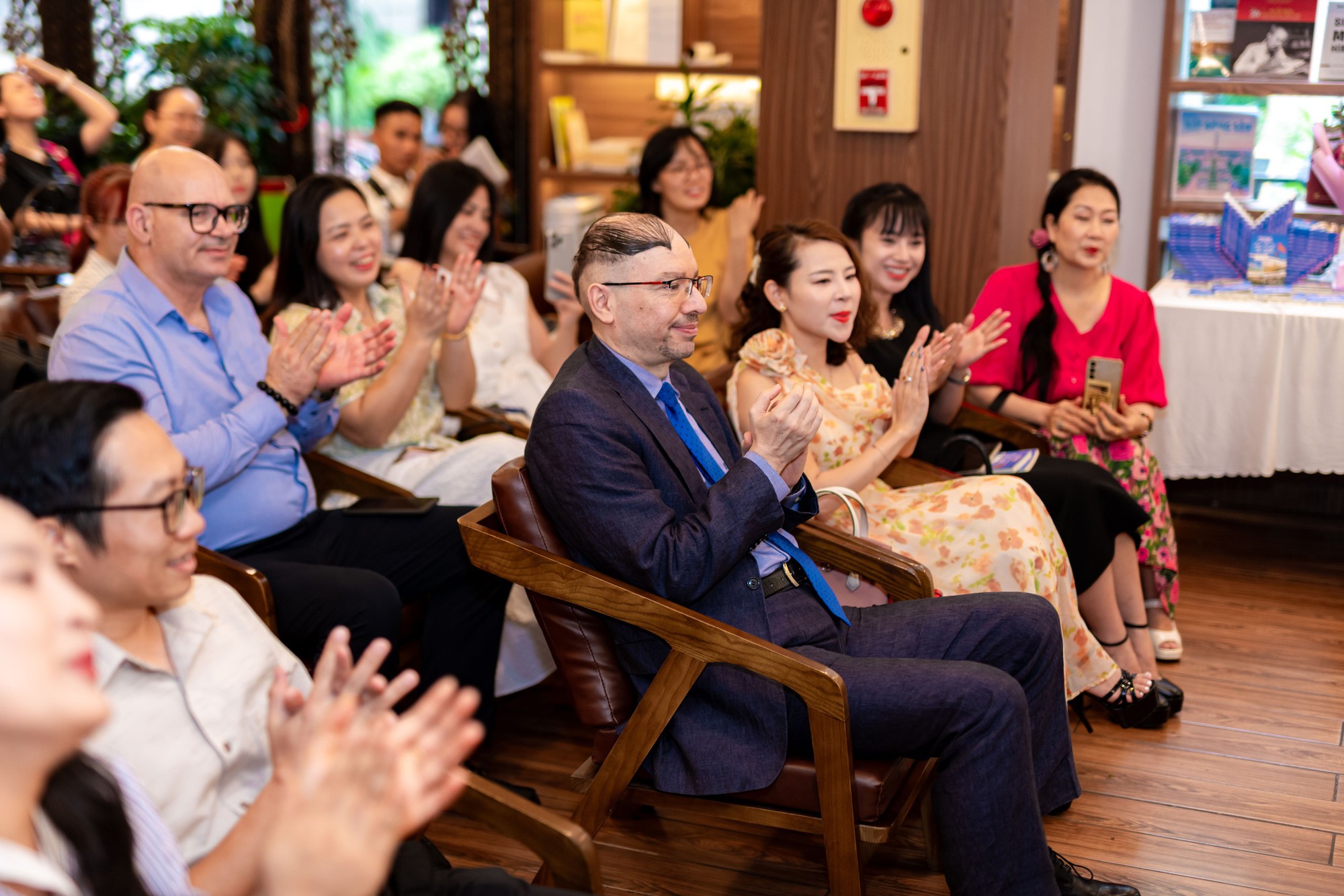 Nữ t&aacute;c giả đi hơn 100 quốc gia c&ugrave;ng 2 t&aacute;c phẩm về Việt Nam v&agrave; Hy Lạp được ra mắt tại H&agrave; Nội- Ảnh 5.