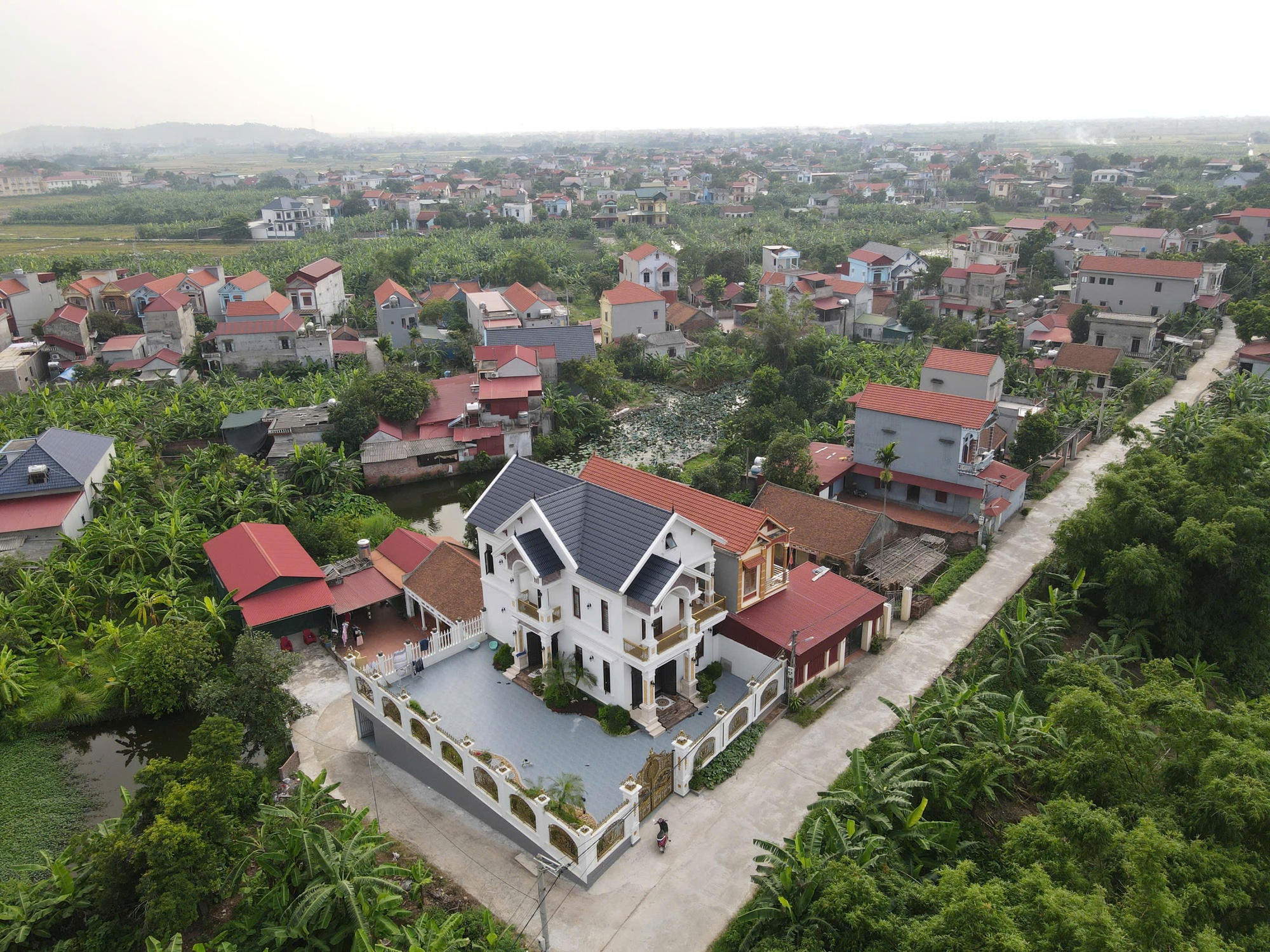 Cận cảnh biệt thự ở Bắc Ninh của đối tượng cầm đầu nhóm lửa đảo xuyên quốc gia, chiếm đoạt hơn 2.000 tỷ đồng - Ảnh 3. Cận cảnh biệt thự ở Bắc Ninh của đối tượng cầm đầu nhóm lửa đảo xuyên quốc gia, chiếm đoạt hơn 2.000 tỷ đồng - Ảnh 3.