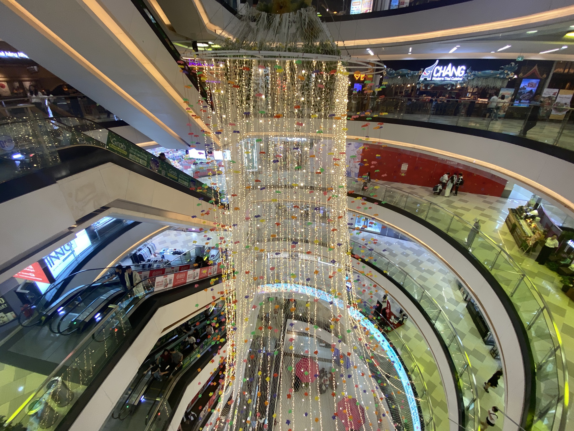 Cảnh tượng không ngờ bên trong Vạn Hạnh Mall sau 22h30, một chi tiết gây chú ý sau khi hàng quán tạm nghỉ - Ảnh 1.