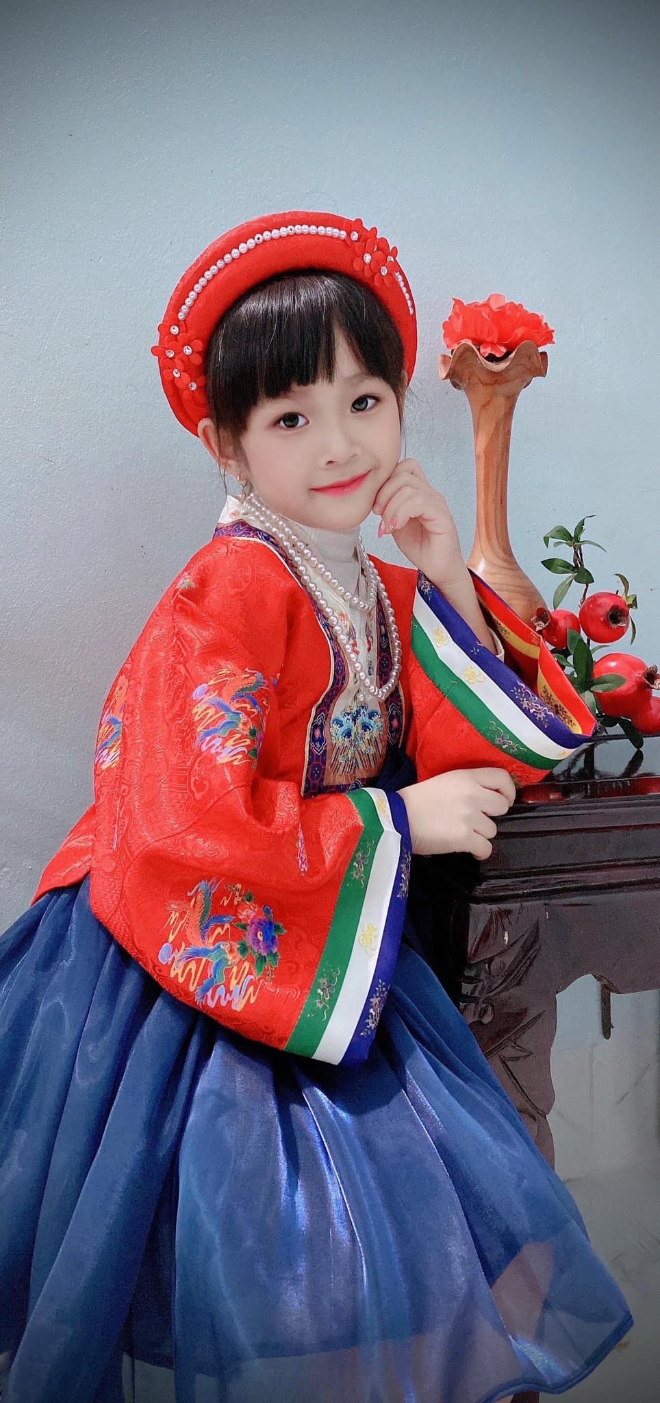 Nàng mẫu nhí xinh như búp bê bên những bộ cổ phục mẹ may: Hành trình thêu dệt tình yêu văn hóa cho các bạn nhỏ qua đường kim mũi chỉ- Ảnh 7.