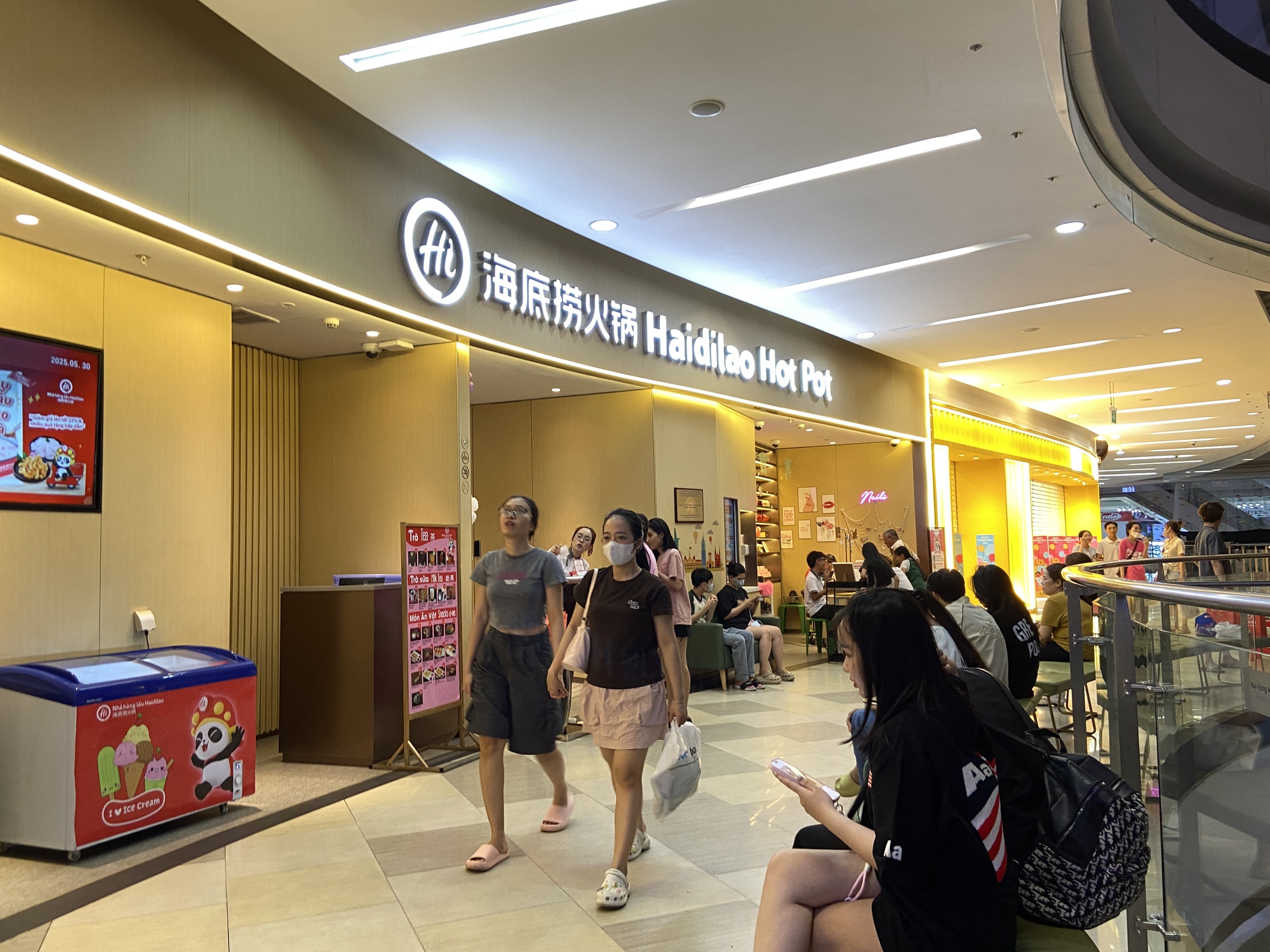 Cảnh tượng không ngờ bên trong Vạn Hạnh Mall sau 22h30, một chi tiết gây chú ý sau khi hàng quán tạm nghỉ - Ảnh 2.