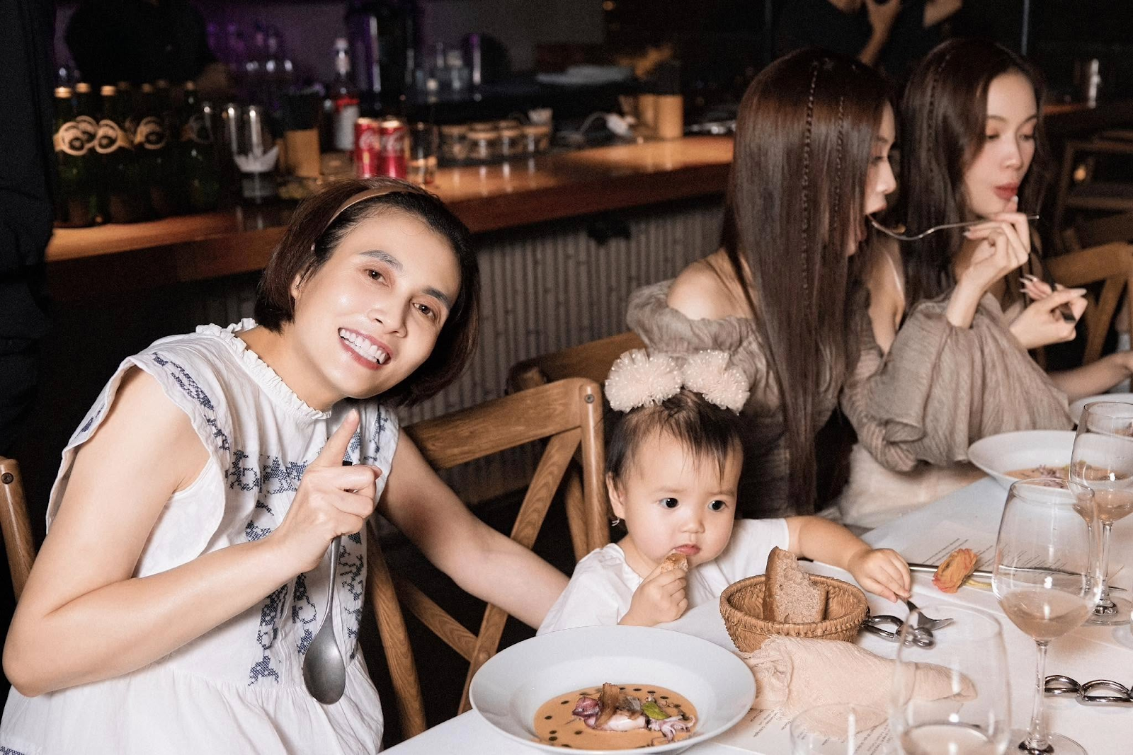 Bị vướng tranh luận vì cho con chưa đầy 2 tuổi dùng đồ hiệu, học trường 400 triệu/năm, hot mom Lucie Nguyễn bất ngờ có hành động khiến cư dân mạng đồng loạt “quay xe”- Ảnh 1. Bị vướng tranh luận vì cho con chưa đầy 2 tuổi dùng đồ hiệu, học trường 400 triệu/năm, hot mom Lucie Nguyễn bất ngờ có hành động khiến cư dân mạng đồng loạt “quay xe”- Ảnh 1.