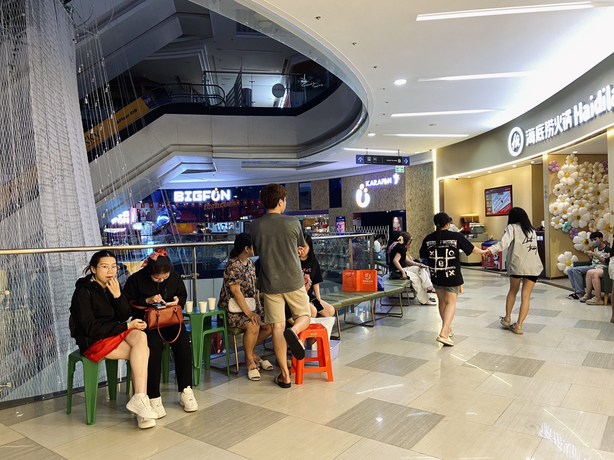 Cảnh tượng không ngờ bên trong Vạn Hạnh Mall sau 22h30, một chi tiết gây chú ý sau khi hàng quán tạm nghỉ - Ảnh 3.