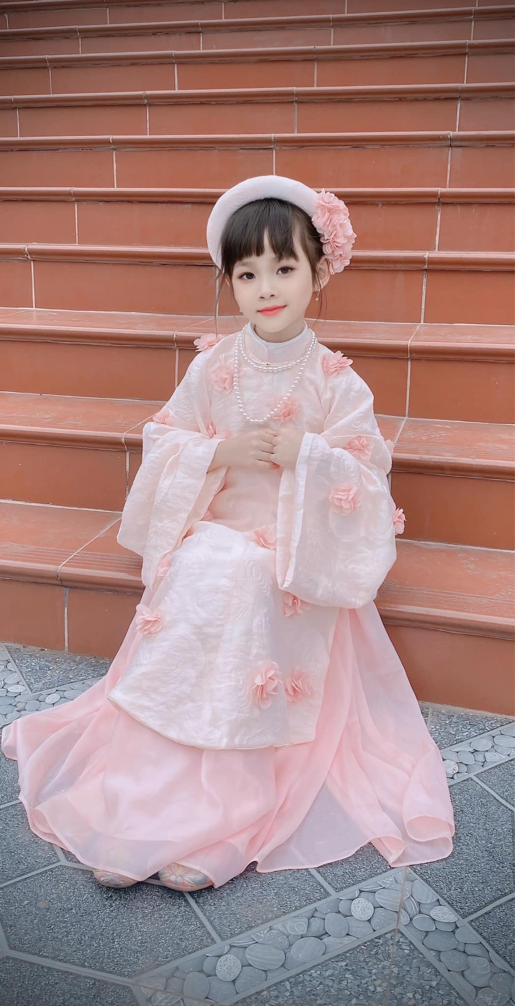 Nàng mẫu nhí xinh như búp bê bên những bộ cổ phục mẹ may: Hành trình thêu dệt tình yêu văn hóa cho các bạn nhỏ qua đường kim mũi chỉ- Ảnh 16.