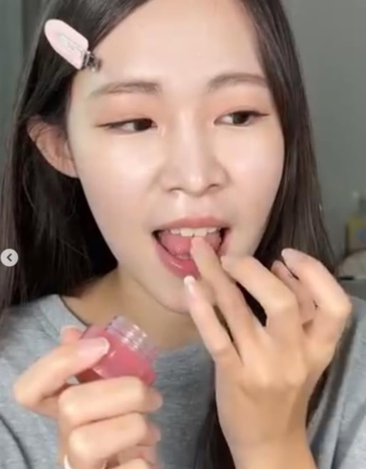 Sao mukbang chuyên ăn mỹ phẩm đột tử ở tuổi 24 - Ảnh 2. Sao mukbang chuyên ăn mỹ phẩm đột tử ở tuổi 24 - Ảnh 2.
