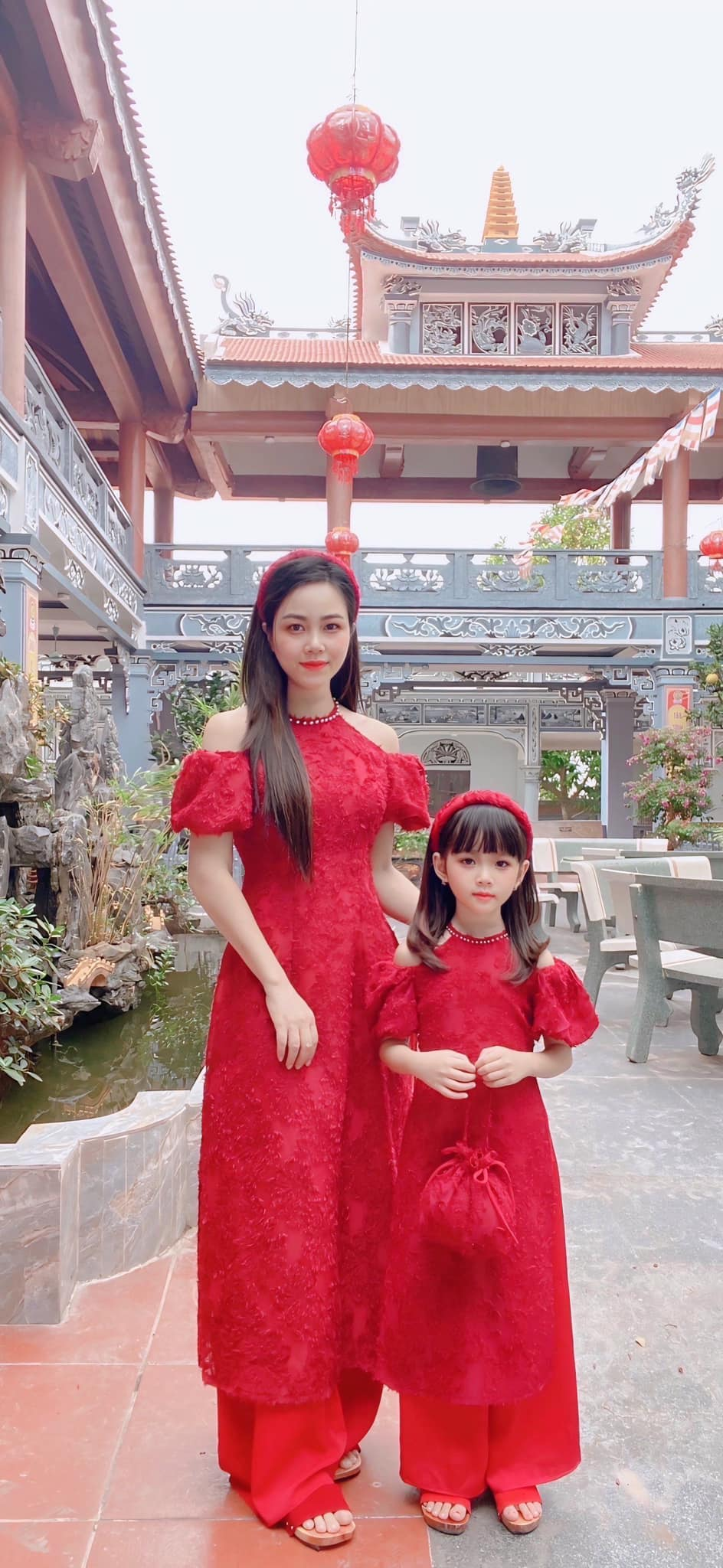 Nàng mẫu nhí xinh như búp bê bên những bộ cổ phục mẹ may: Hành trình thêu dệt tình yêu văn hóa cho các bạn nhỏ qua đường kim mũi chỉ- Ảnh 2.