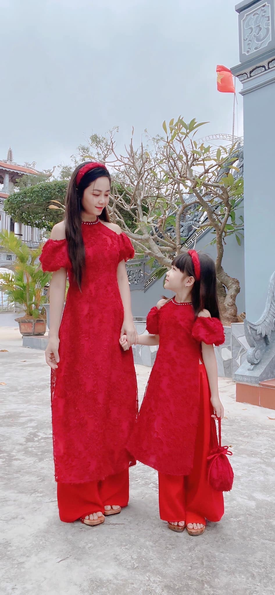 Nàng mẫu nhí xinh như búp bê bên những bộ cổ phục mẹ may: Hành trình thêu dệt tình yêu văn hóa cho các bạn nhỏ qua đường kim mũi chỉ- Ảnh 1.