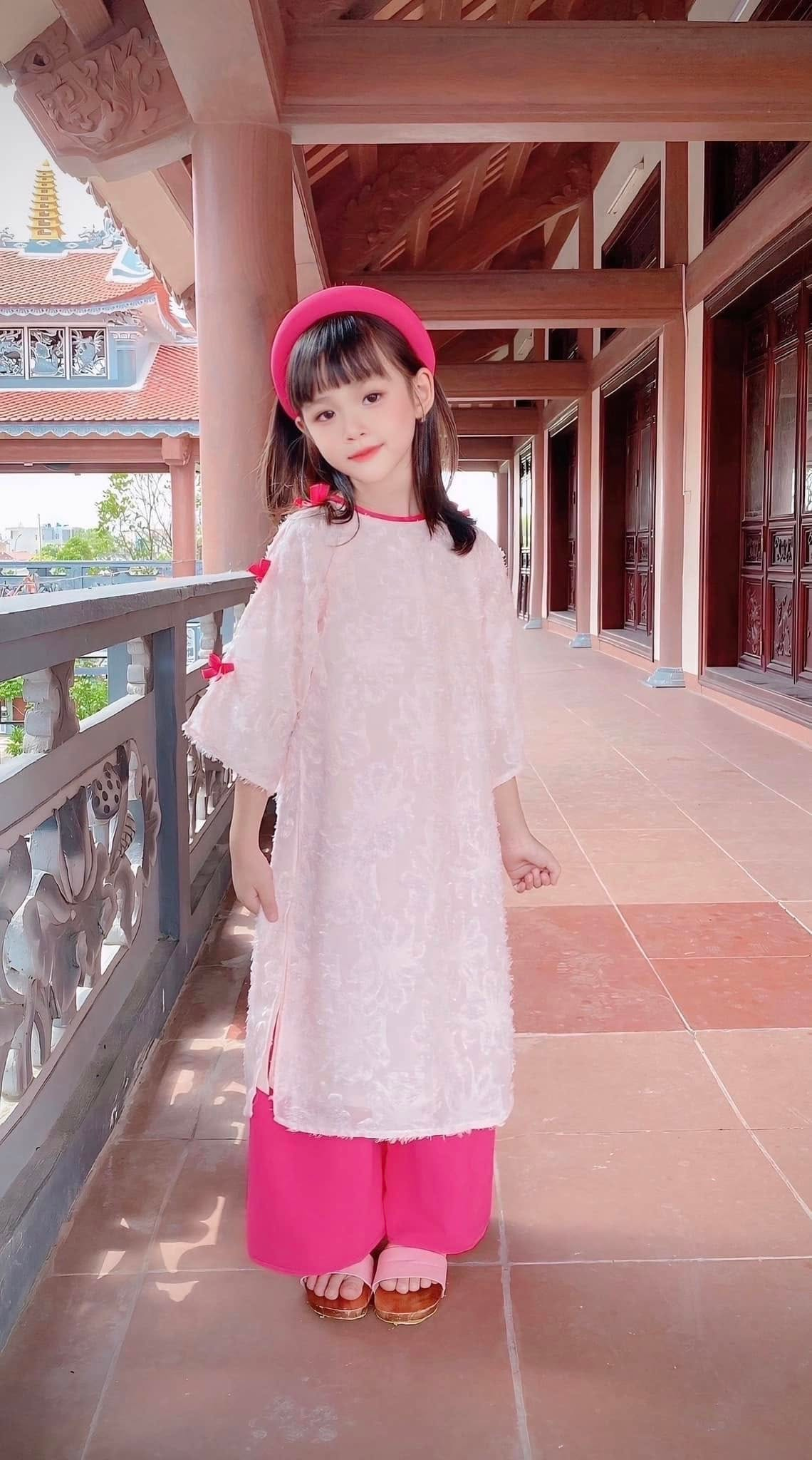 Nàng mẫu nhí xinh như búp bê bên những bộ cổ phục mẹ may: Hành trình thêu dệt tình yêu văn hóa cho các bạn nhỏ qua đường kim mũi chỉ- Ảnh 3.