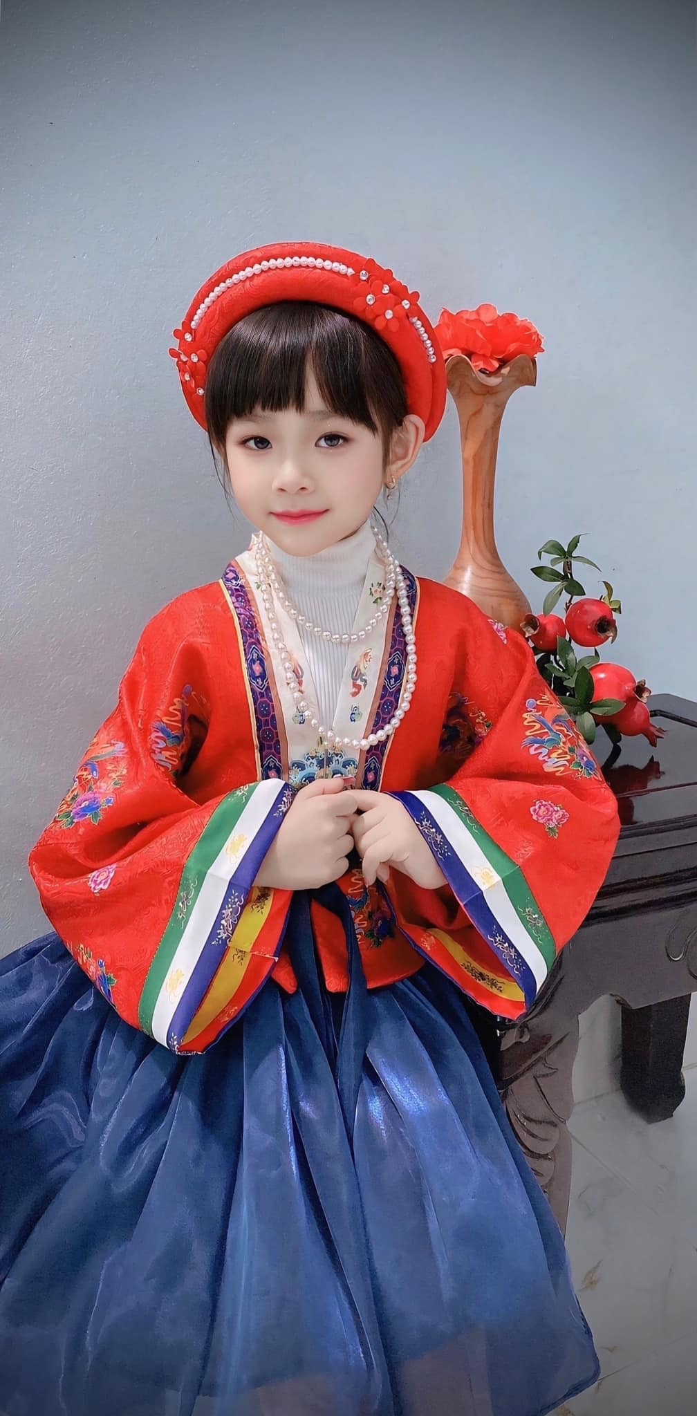 Nàng mẫu nhí xinh như búp bê bên những bộ cổ phục mẹ may: Hành trình thêu dệt tình yêu văn hóa cho các bạn nhỏ qua đường kim mũi chỉ- Ảnh 8.