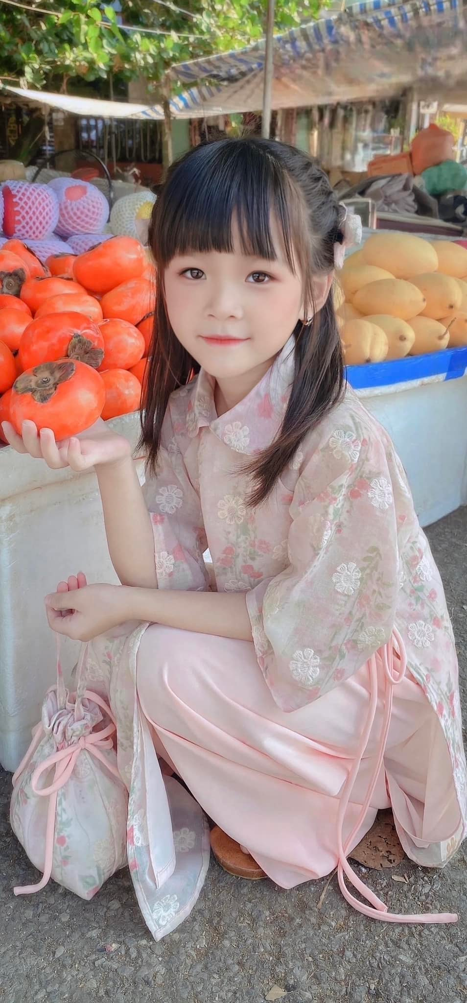 Nàng mẫu nhí xinh như búp bê bên những bộ cổ phục mẹ may: Hành trình thêu dệt tình yêu văn hóa cho các bạn nhỏ qua đường kim mũi chỉ- Ảnh 13.