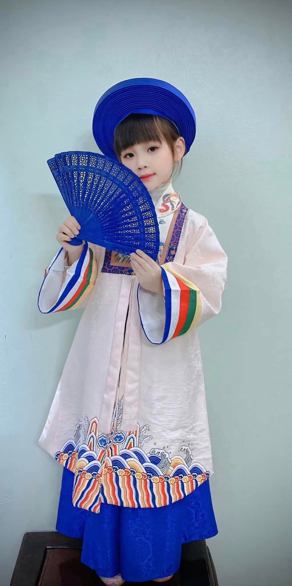 Nàng mẫu nhí xinh như búp bê bên những bộ cổ phục mẹ may: Hành trình thêu dệt tình yêu văn hóa cho các bạn nhỏ qua đường kim mũi chỉ- Ảnh 12.