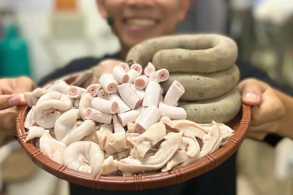 Xử phạt Lòng Chát Quán vì vi phạm ATTP sau vụ &quot;lòng xe điếu&quot; - Ảnh 1.