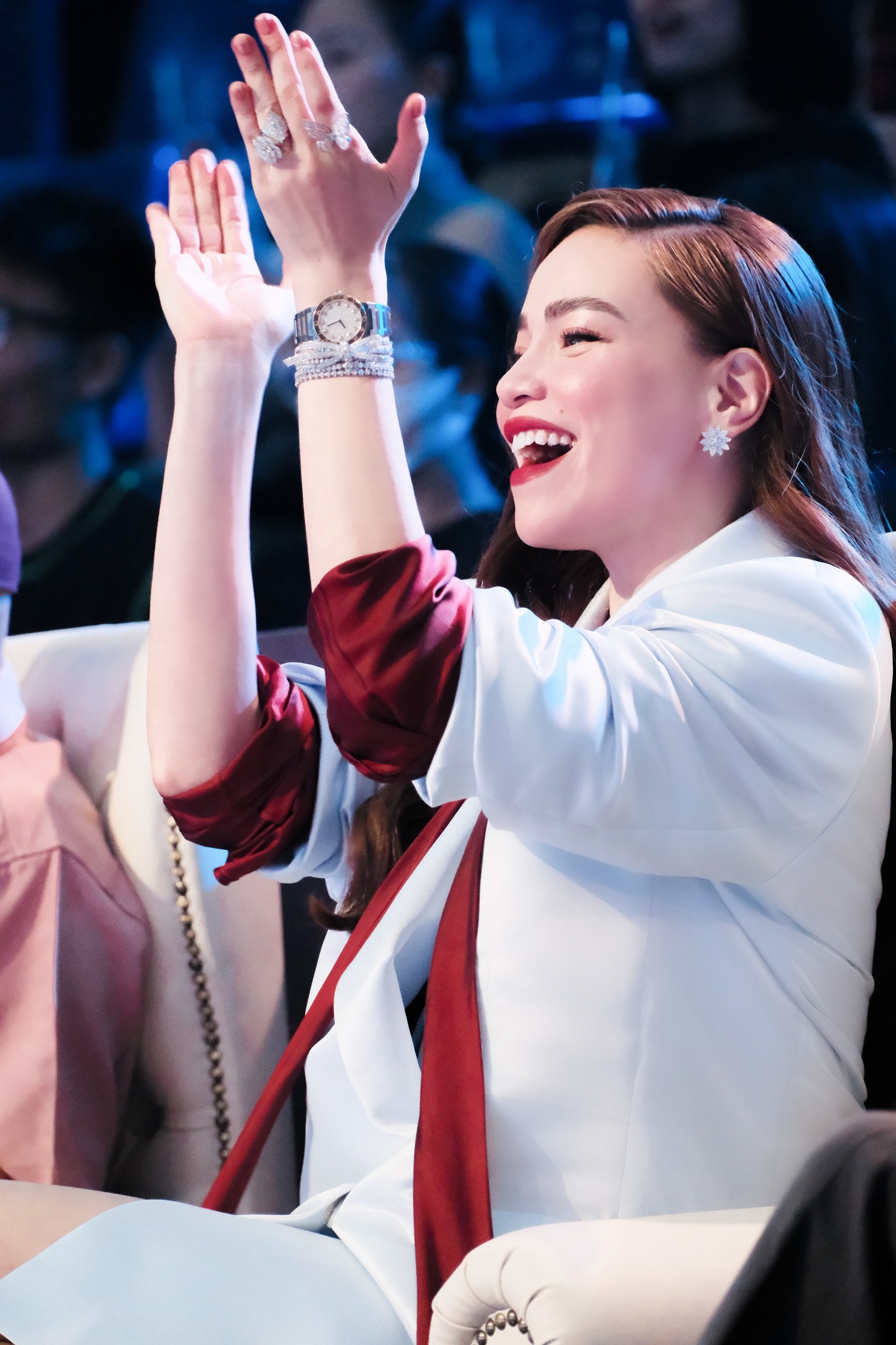 Hà Hồ "mượn tạm" đồng hồ của con gái, diện đi diện lại mãi không chán - Ảnh 7. Hà Hồ "mượn tạm" đồng hồ của con gái, diện đi diện lại mãi không chán - Ảnh 7.