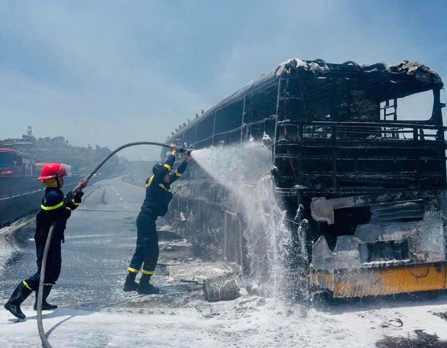 Lời xin lỗi của chủ xe khách giường nằm bốc cháy ngùn ngụt trên cao tốc và phản ứng khó tin của cộng đồng mạng: "Quãng thời gian tồi tệ nhất trong hơn 20 năm làm nghề..." - Ảnh 3. Lời xin lỗi của chủ xe khách giường nằm bốc cháy ngùn ngụt trên cao tốc và phản ứng khó tin của cộng đồng mạng: "Quãng thời gian tồi tệ nhất trong hơn 20 năm làm nghề..." - Ảnh 3.
