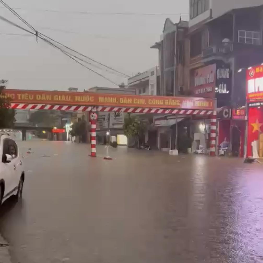 Ảnh, clip: Một tỉnh phía Bắc đang ngập cục bộ sau cơn mưa lớn, người dân không kịp trở tay - Ảnh 2. Ảnh, clip: Một tỉnh phía Bắc đang ngập cục bộ sau cơn mưa lớn, người dân không kịp trở tay - Ảnh 2.