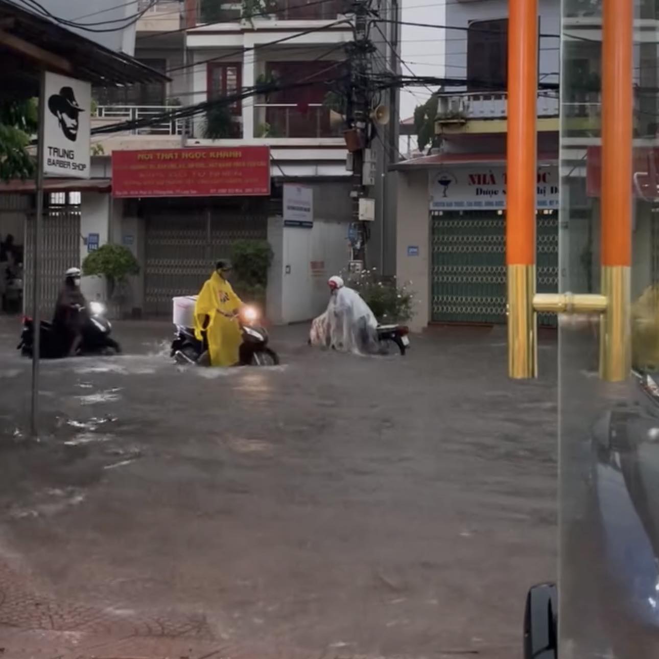 Ảnh, clip: Một tỉnh phía Bắc đang ngập cục bộ sau cơn mưa lớn, người dân không kịp trở tay - Ảnh 4. Ảnh, clip: Một tỉnh phía Bắc đang ngập cục bộ sau cơn mưa lớn, người dân không kịp trở tay - Ảnh 4.