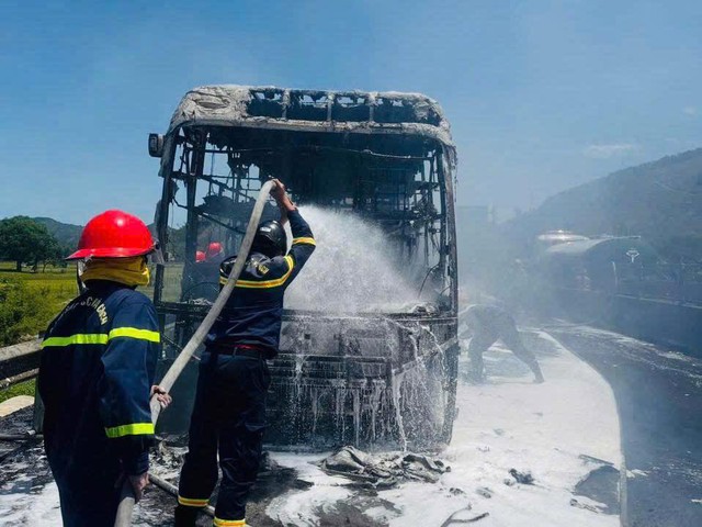 Lời xin lỗi của chủ xe khách giường nằm bốc cháy ngùn ngụt trên cao tốc và phản ứng khó tin của cộng đồng mạng: "Quãng thời gian tồi tệ nhất trong hơn 20 năm làm nghề..." - Ảnh 2. Lời xin lỗi của chủ xe khách giường nằm bốc cháy ngùn ngụt trên cao tốc và phản ứng khó tin của cộng đồng mạng: "Quãng thời gian tồi tệ nhất trong hơn 20 năm làm nghề..." - Ảnh 2.