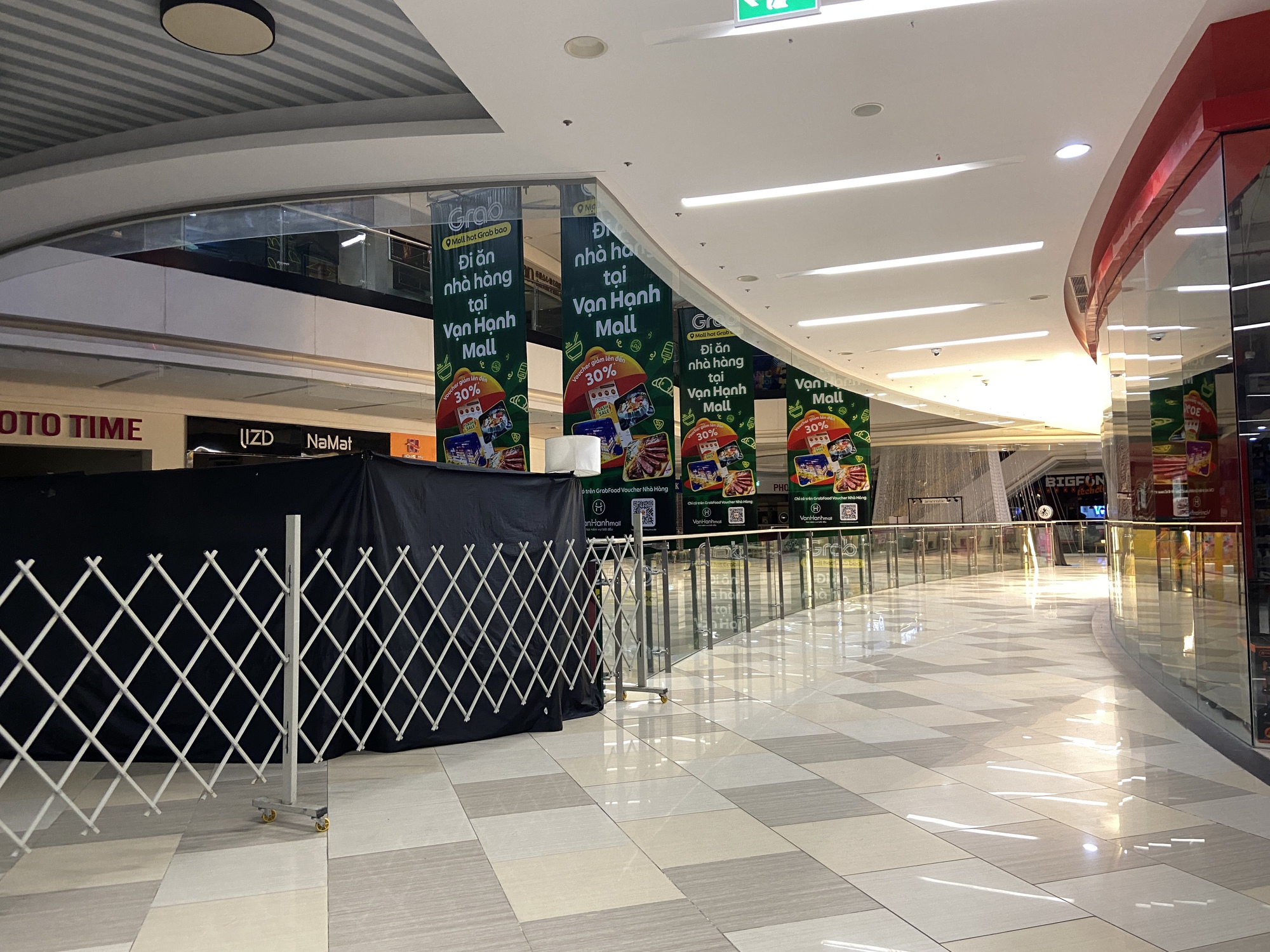 Cảnh tượng không ngờ bên trong Vạn Hạnh Mall sau 22h30, một chi tiết gây chú ý sau khi hàng quán tạm nghỉ - Ảnh 6.