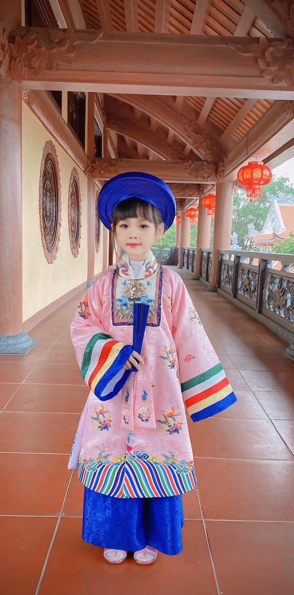Nàng mẫu nhí xinh như búp bê bên những bộ cổ phục mẹ may: Hành trình thêu dệt tình yêu văn hóa cho các bạn nhỏ qua đường kim mũi chỉ- Ảnh 11.