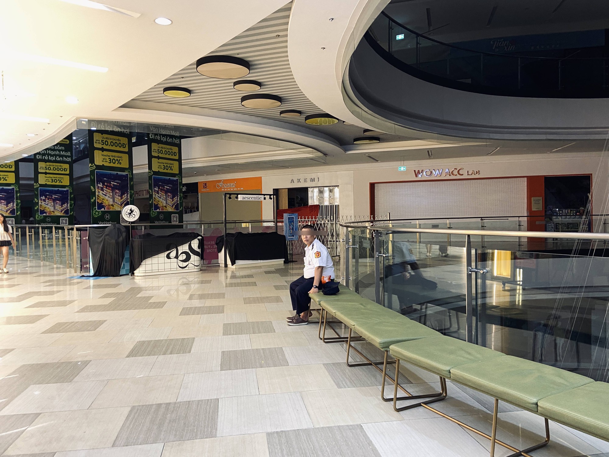 Cảnh tượng không ngờ bên trong Vạn Hạnh Mall sau 22h30, một chi tiết gây chú ý sau khi hàng quán tạm nghỉ - Ảnh 8.