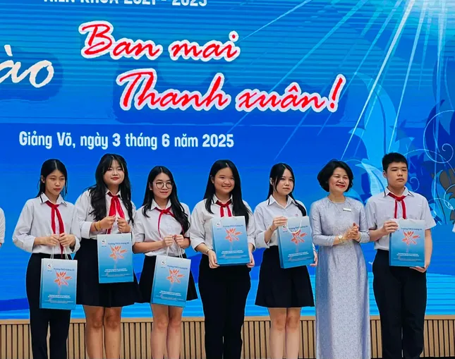 Hiệu trưởng nhắn nhủ học sinh biết yêu thương và sống trách nhiệm - Ảnh 3.