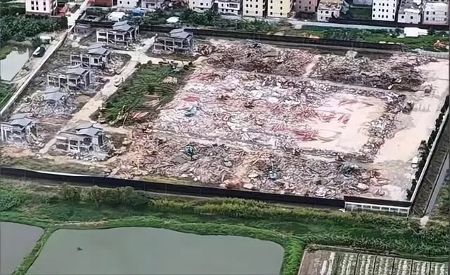 3 anh em góp hơn 3.600 tỷ đồng xây khu biệt phủ rộng hơn 10.000m2: 12 năm sau bị yêu cầu phá dỡ vì lý do bất ngờ - Ảnh 2. 3 anh em góp hơn 3.600 tỷ đồng xây khu biệt phủ rộng hơn 10.000m2: 12 năm sau bị yêu cầu phá dỡ vì lý do bất ngờ - Ảnh 2.