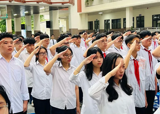 Hiệu trưởng nhắn nhủ học sinh biết yêu thương và sống trách nhiệm - Ảnh 1.