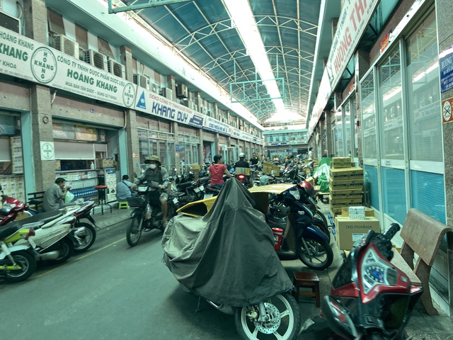 Khung cảnh lạ lùng tại chợ thuốc quận 10 - TP.HCM: Hàng loạt quầy cửa đóng then cài, 1 chủ hiệu thuốc phải thốt lên điều khó hiểu - Ảnh 1.