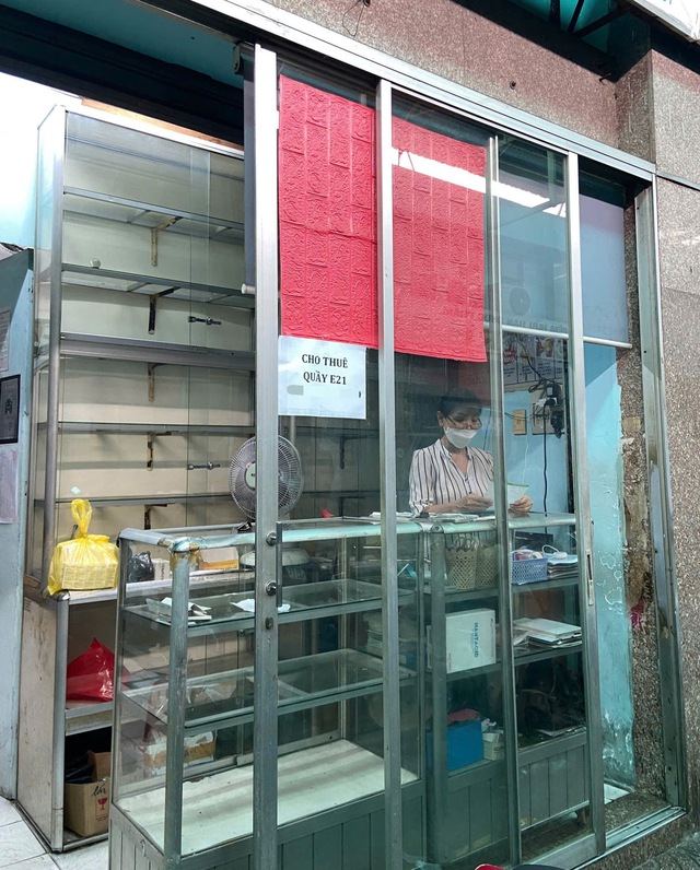 Khung cảnh lạ lùng tại chợ thuốc quận 10 - TP.HCM: Hàng loạt quầy cửa đóng then cài, 1 chủ hiệu thuốc phải thốt lên điều khó hiểu - Ảnh 2.