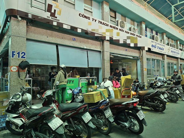 Khung cảnh lạ lùng tại chợ thuốc quận 10 - TP.HCM: Hàng loạt quầy cửa đóng then cài, 1 chủ hiệu thuốc phải thốt lên điều khó hiểu - Ảnh 5.