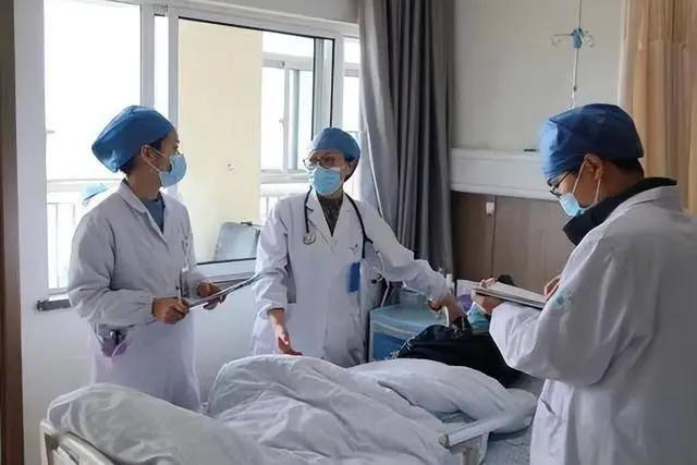 Chàng trai 26 tuổi đột tử vì say nắng, bác sĩ chỉ 4 dấu hiệu cảnh báo nguy hiểm của cơ thể trong thời tiết nắng nóng - Ảnh 1. Chàng trai 26 tuổi đột tử vì say nắng, bác sĩ chỉ 4 dấu hiệu cảnh báo nguy hiểm của cơ thể trong thời tiết nắng nóng - Ảnh 1.
