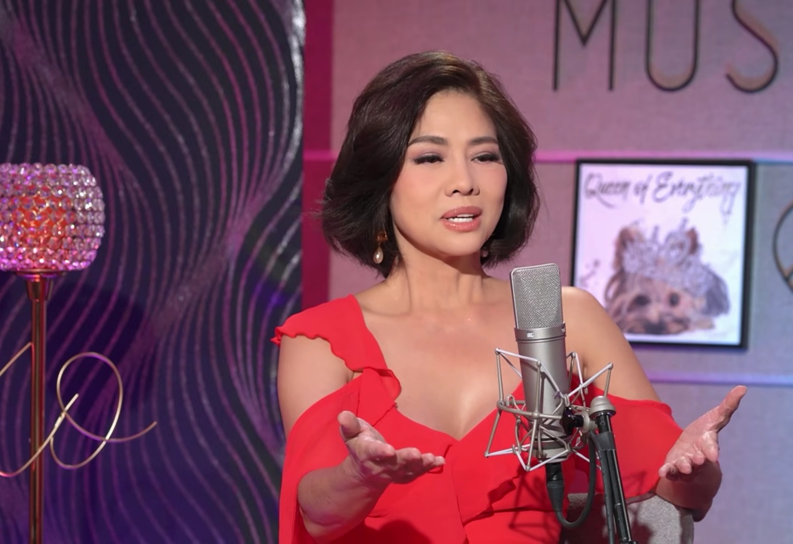 Nữ ca sĩ 3 đời chồng 52 tuổi vẫn đắt duyên: "Tôi trốn chạy đến 4 lần"- Ảnh 1. Nữ ca sĩ 3 đời chồng 52 tuổi vẫn đắt duyên: "Tôi trốn chạy đến 4 lần"- Ảnh 1.