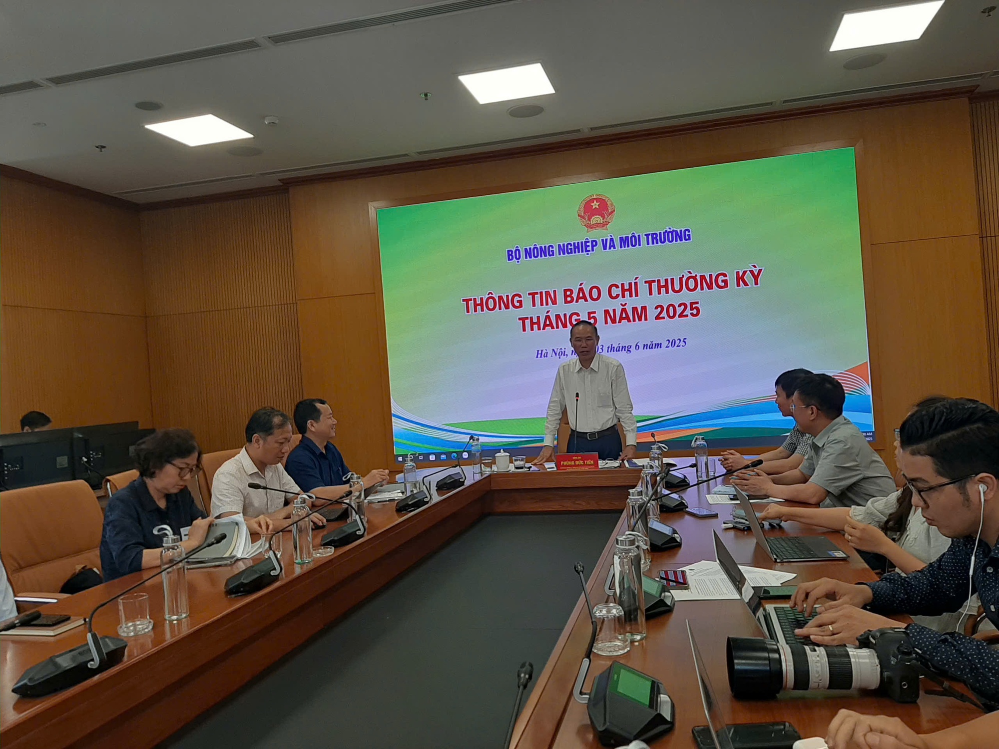 Vụ C.P. bị tố bán heo bệnh: Heo bị đóng dấu kiểm dịch sai, sẽ chuyển hồ sơ sang Bộ Công an- Ảnh 3. Vụ C.P. bị tố bán heo bệnh: Heo bị đóng dấu kiểm dịch sai, sẽ chuyển hồ sơ sang Bộ Công an- Ảnh 3.