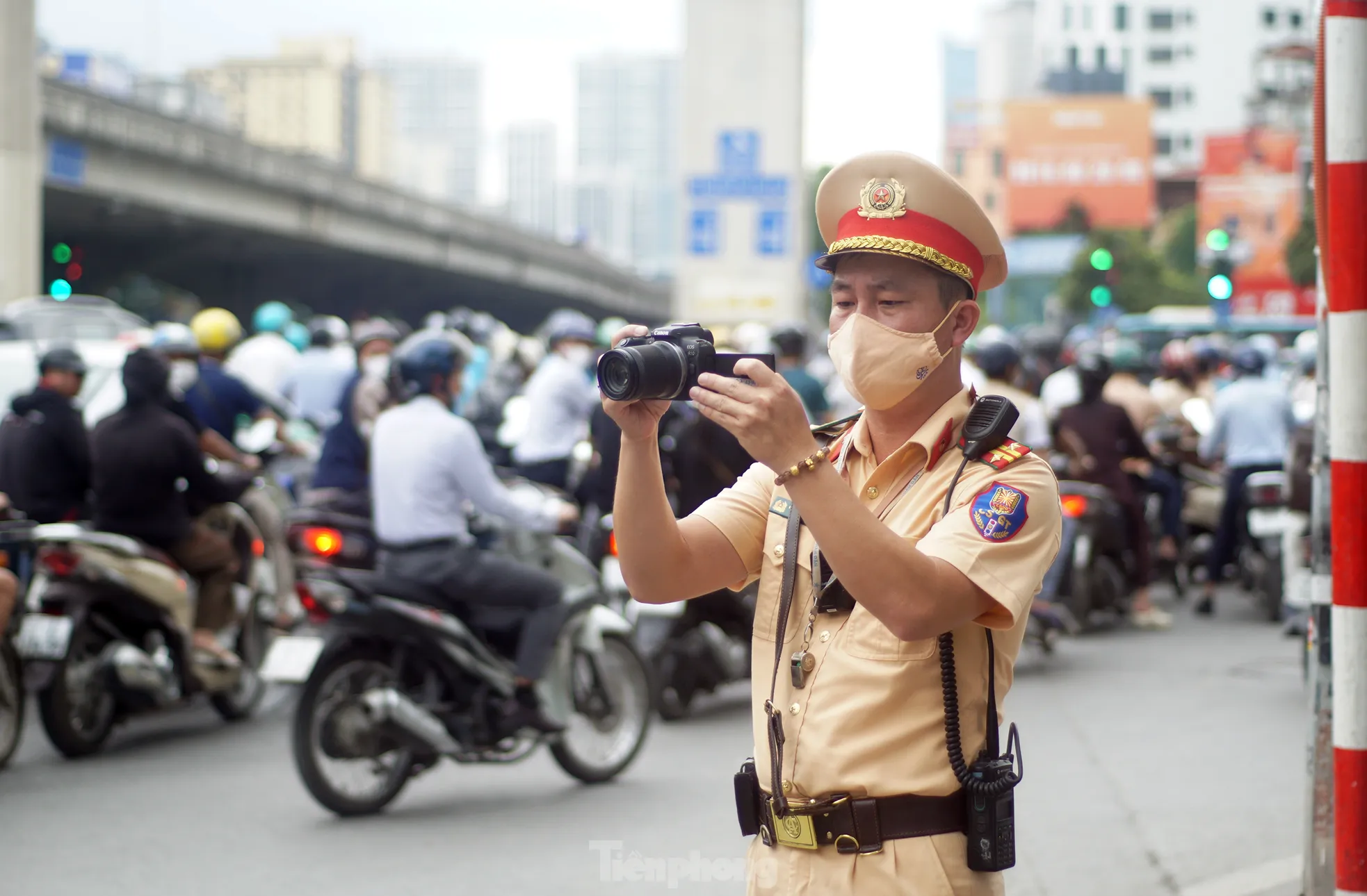 Hà Nội: Hàng loạt tài xế bị xử phạt vì ‘leo’ xe máy lên vỉa hè, đi ngược chiều - Ảnh 1. Hà Nội: Hàng loạt tài xế bị xử phạt vì ‘leo’ xe máy lên vỉa hè, đi ngược chiều - Ảnh 1.