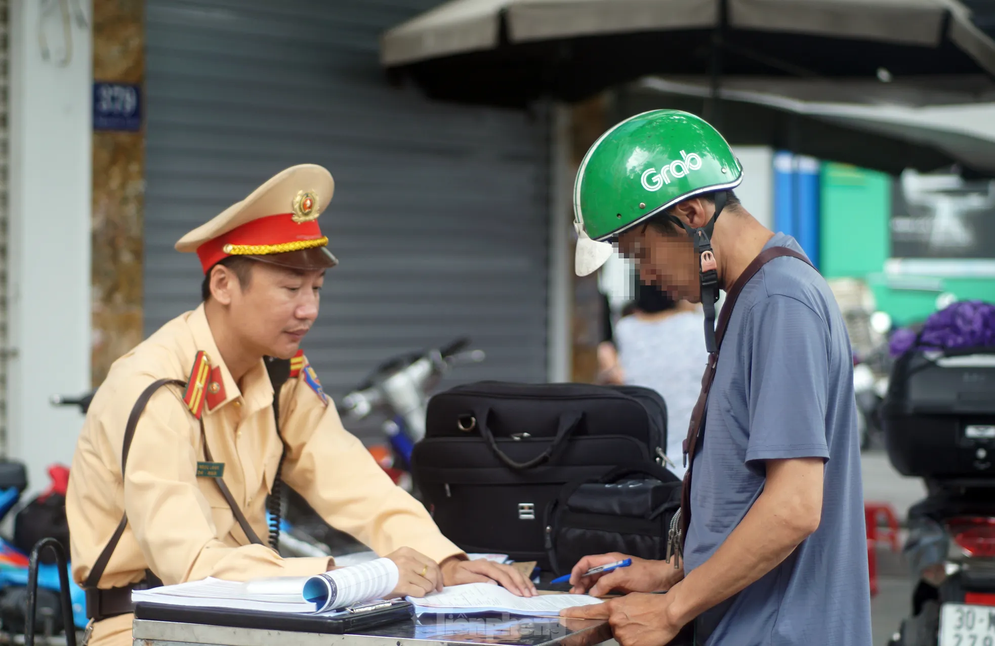 Hà Nội: Hàng loạt tài xế bị xử phạt vì ‘leo’ xe máy lên vỉa hè, đi ngược chiều - Ảnh 6. Hà Nội: Hàng loạt tài xế bị xử phạt vì ‘leo’ xe máy lên vỉa hè, đi ngược chiều - Ảnh 6.