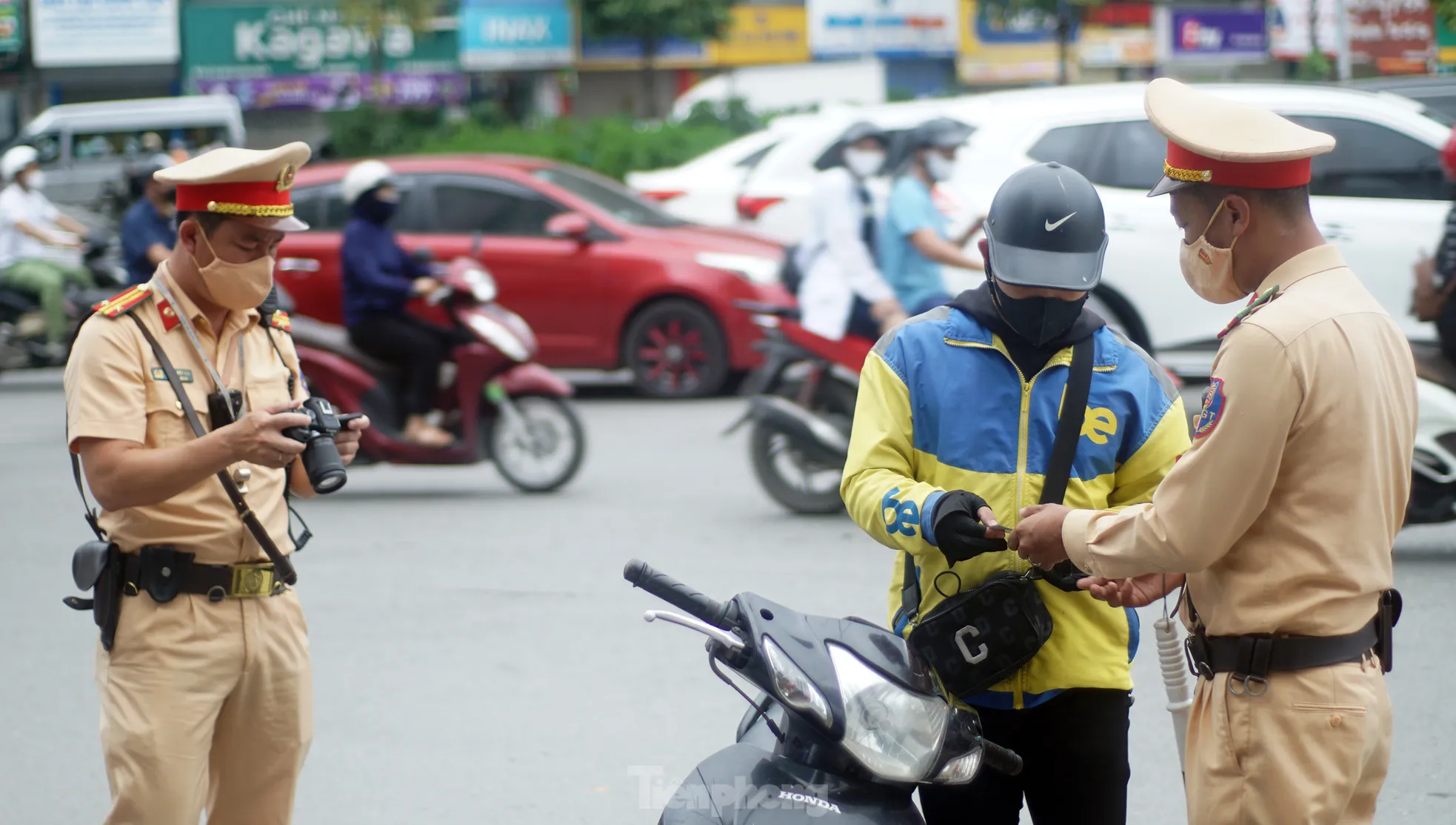 Hà Nội: Hàng loạt tài xế bị xử phạt vì ‘leo’ xe máy lên vỉa hè, đi ngược chiều - Ảnh 5. Hà Nội: Hàng loạt tài xế bị xử phạt vì ‘leo’ xe máy lên vỉa hè, đi ngược chiều - Ảnh 5.