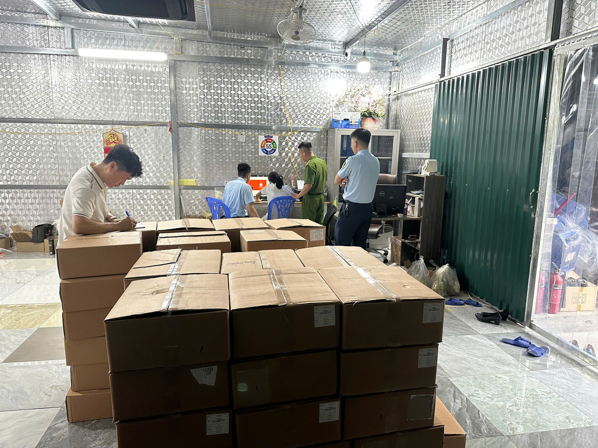 Danh tính người đứng sau Ngân Korea - công ty bị phát hiện nhập lậu 5.400 lọ mỹ phẩm - Ảnh 1.