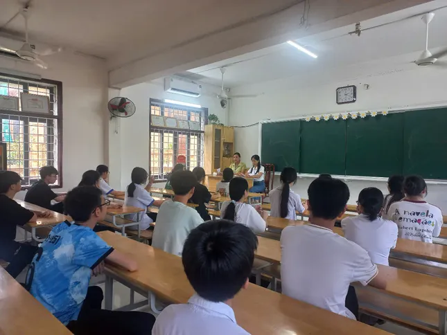 Học sinh, phụ huynh lo lắng khi không có đồng hồ trong phòng thi vào lớp 10 - Ảnh 1. Học sinh, phụ huynh lo lắng khi không có đồng hồ trong phòng thi vào lớp 10 - Ảnh 1.