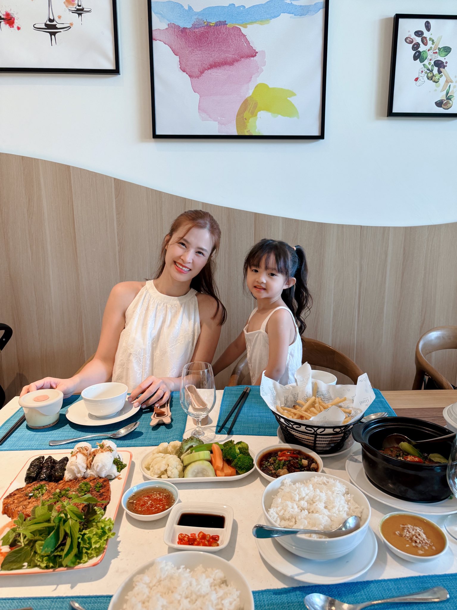Sự thật phía sau bức ảnh 4 người nhà Đông Nhi - Ông Cao Thắng- Ảnh 2. Sự thật phía sau bức ảnh 4 người nhà Đông Nhi - Ông Cao Thắng- Ảnh 2.