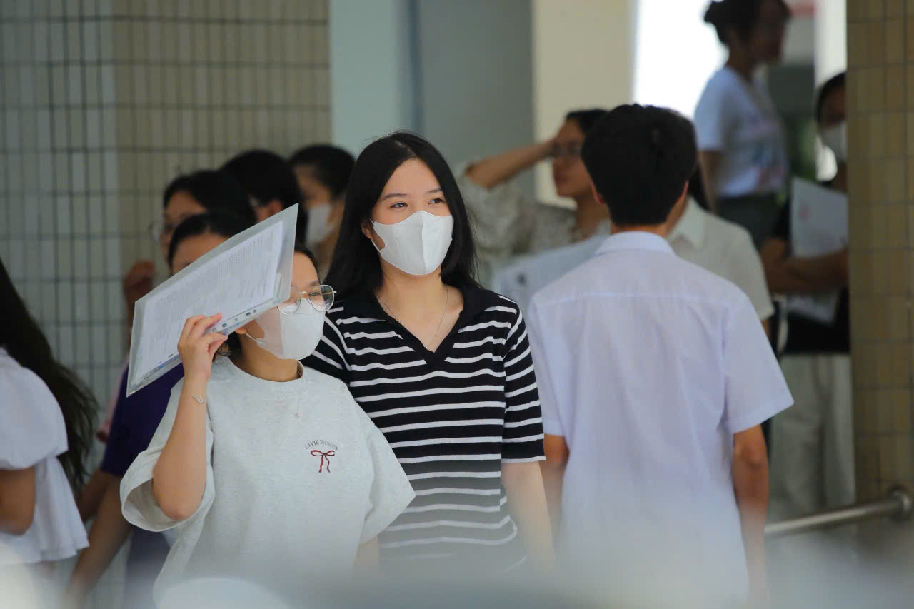 NHÌN LẠI ĐỀ THI TỐT NGHIỆP THPT 2025, MÔN TOÁN VÀ TIẾNG ANH: Quá mới, quá khó để làm gì?!- Ảnh 1. NHÌN LẠI ĐỀ THI TỐT NGHIỆP THPT 2025, MÔN TOÁN VÀ TIẾNG ANH: Quá mới, quá khó để làm gì?!- Ảnh 1.