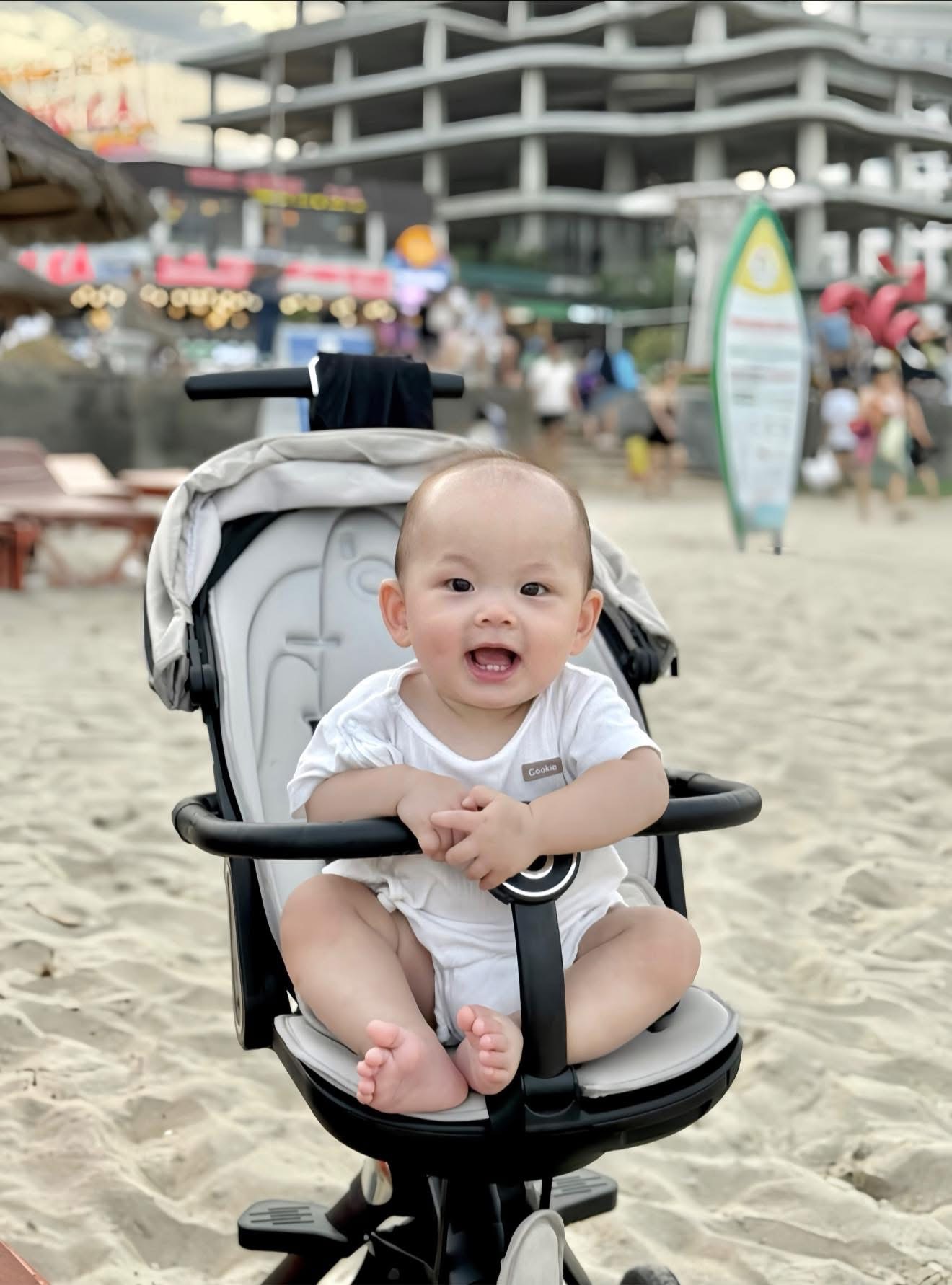 Mới 9 tháng tuổi đã vi vu Đà Nẵng nghỉ hè hơn tháng, quý tử nhà Ly Kute gây sốt vì quá dễ thương- Ảnh 3. Mới 9 tháng tuổi đã vi vu Đà Nẵng nghỉ hè hơn tháng, quý tử nhà Ly Kute gây sốt vì quá dễ thương- Ảnh 3.