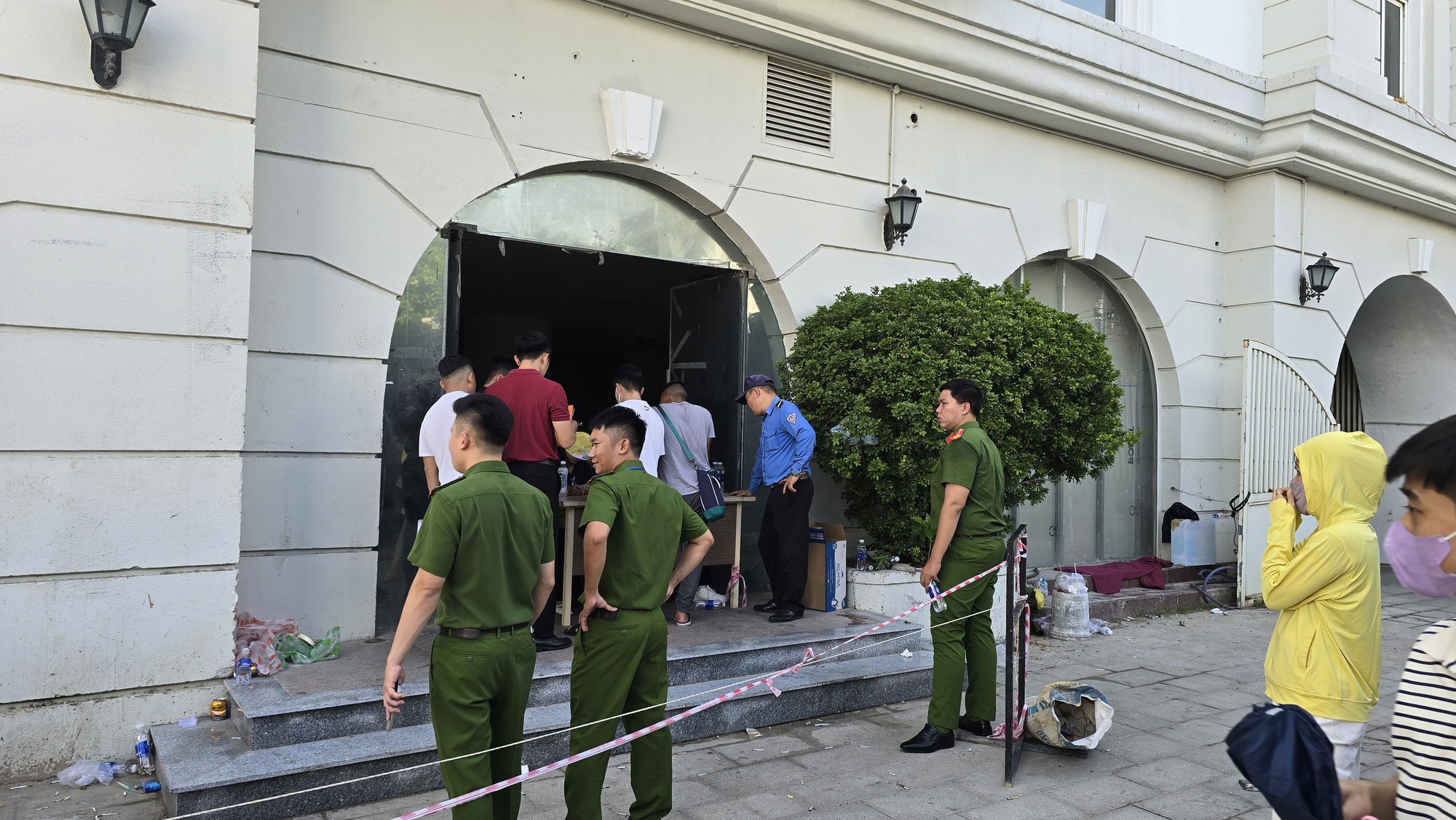 Thức trắng đêm xếp hàng, đánh nhau để giành suất nộp hồ sơ mua nhà ở xã hội - Ảnh 6. Clip: Vạ vật xếp hàng nộp hồ sơ mua nhà ở xã hội An Trung 2 - Ảnh 7.