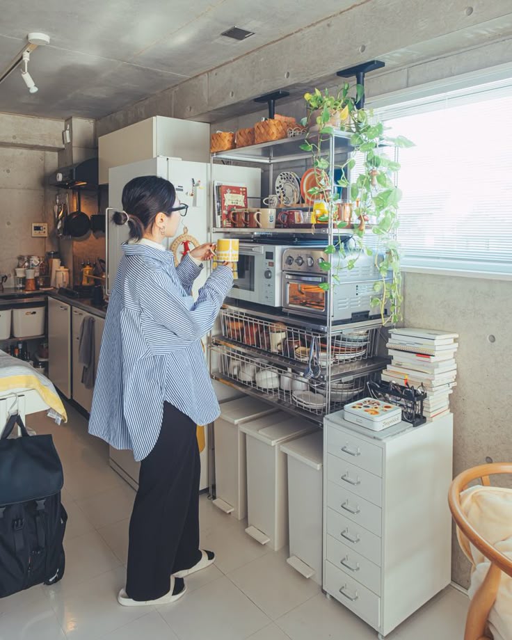 Tôi đã mua 20 món đồ này chỉ vì tưởng mình đang “sống đẹp”, nhưng giờ thấy đó là sai lầm ngớ ngẩn nhất - Ảnh 1.